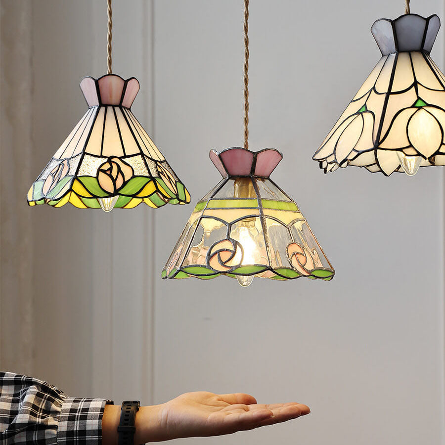 Roselume Tiffany Pendelleuchte | Vintage Rosenmotiv | Buntglas Kegelform | 1-Licht Hängelampe