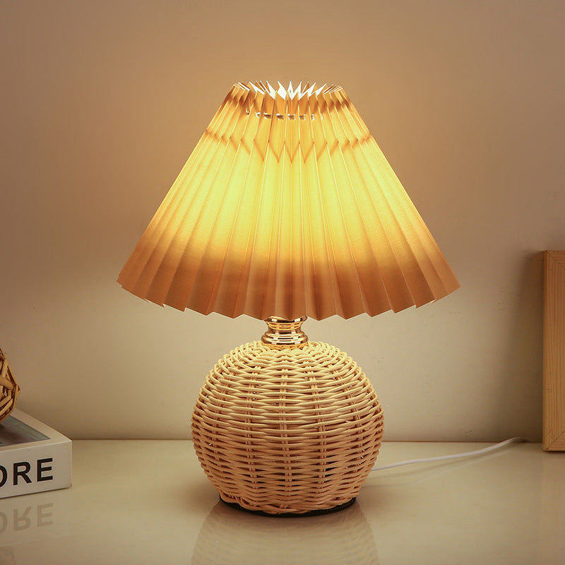 RattaLume Nordic LED Tischlampe | Geflochtenes Rattan & Faltstoffschirm | Stimmungslicht | Deko fürs Schlafzimmer