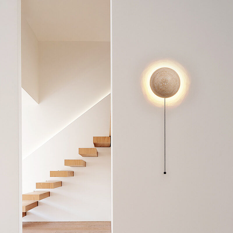 WabiGlow Minimalistische LED Wandleuchte | Runder Travertin | Japanisches Wabi-Sabi Design | Warmes Licht | Dekorative Beleuchtung