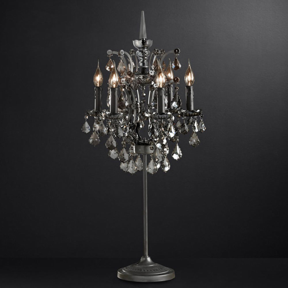 CrystalCrown Vintage Tischlampe mit Kandelaber-Design | Kristallverzierung | Eisenfuß | Deko für Schlafzimmer & Wohnzimmer