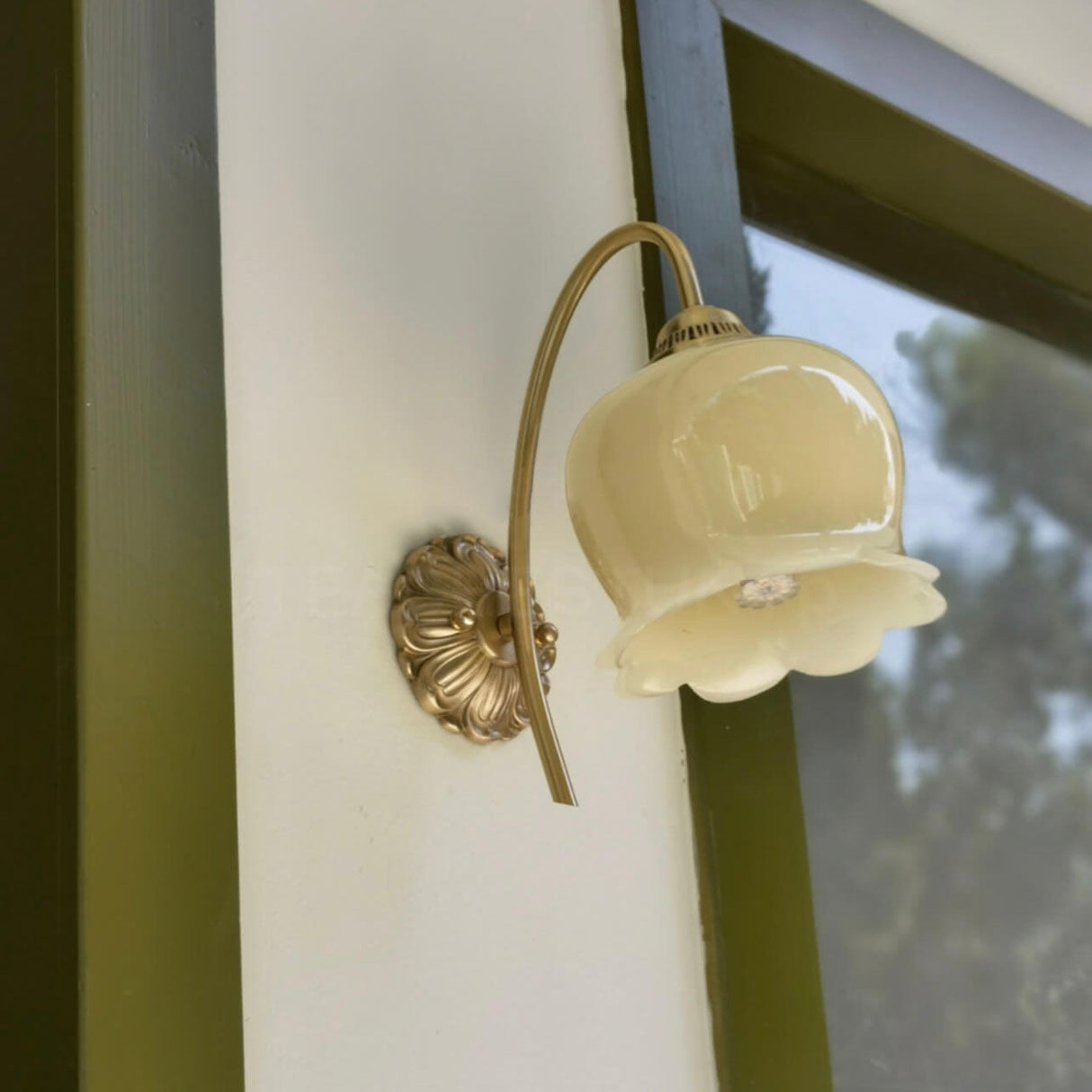 FloraCrest Vintage Wandleuchte | Cremefarbener Blütenschirm | Resin & Metall | Elegantes Wanddesign
