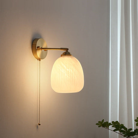 ScandiLume Nordic Wandleuchte mit Zugschalter | Milchglas & Messing Design | Strahlendes Stimmungslicht für Ihr Zuhause