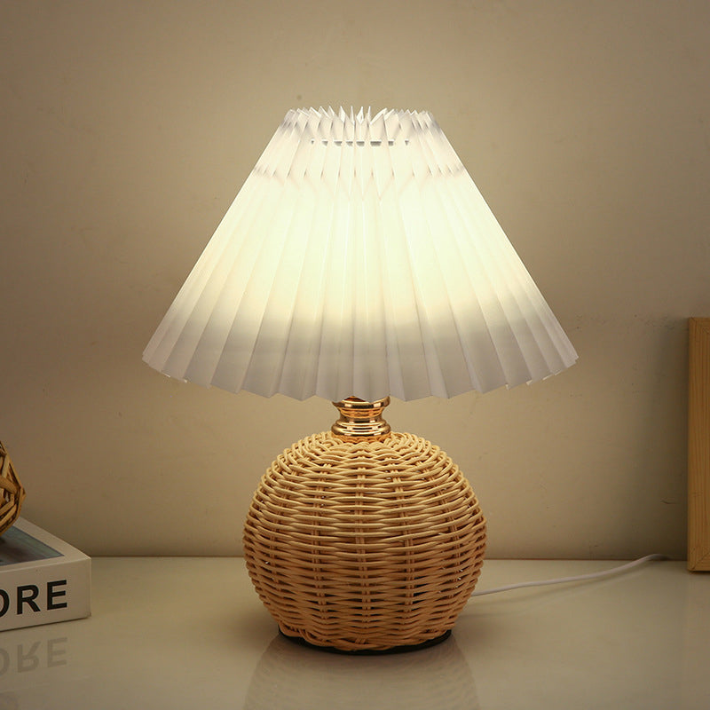 RattaLume Nordic LED Tischlampe | Geflochtenes Rattan & Faltstoffschirm | Stimmungslicht | Deko fürs Schlafzimmer