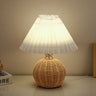 RattaLume Nordic LED Tischlampe | Geflochtenes Rattan & Faltstoffschirm | Stimmungslicht | Deko fürs Schlafzimmer