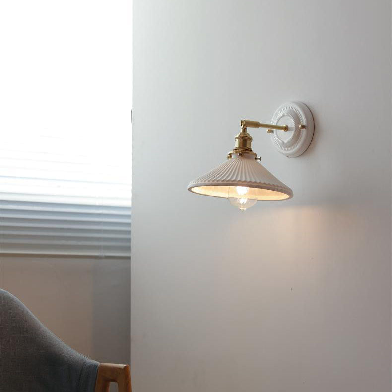 LumiZen Vintage Japanische Keramik & Messing Wandlampe | 1-Licht | Klassisches Design | Wohnzimmer Deko | Elegante Beleuchtung