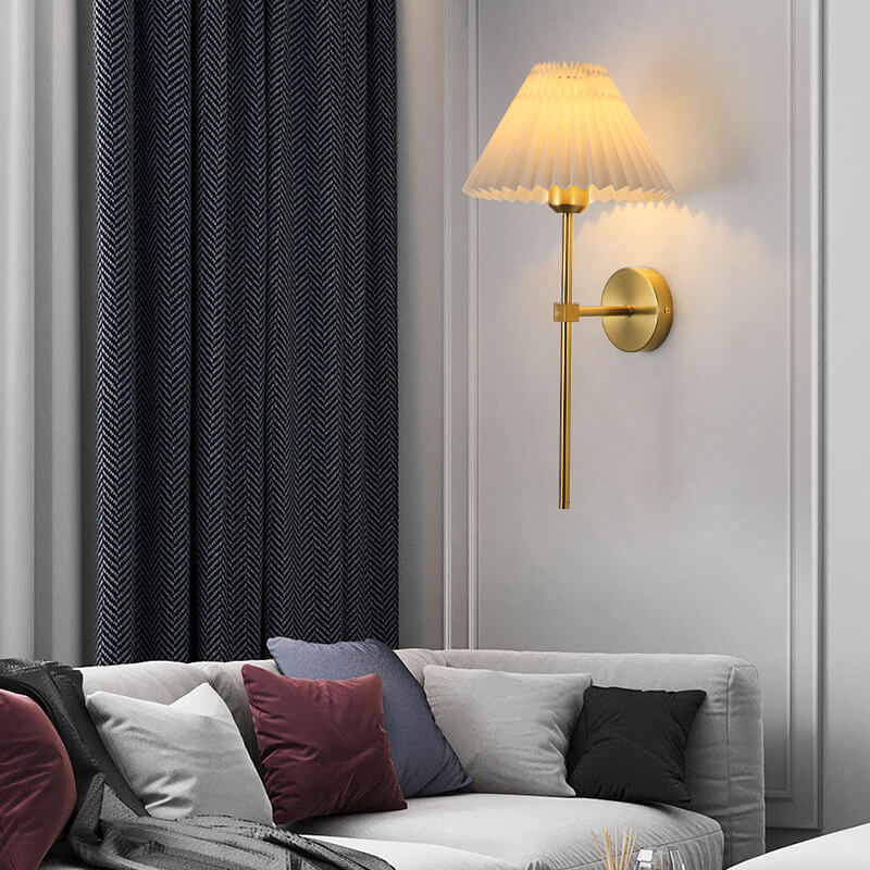 LumiElegance Vintage Wandlampe | Plissee-Stoffschirm | Eleganter Arm | Klassische Beleuchtung