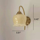 FloraCrest Vintage Wandleuchte | Cremefarbener Blütenschirm | Resin & Metall | Elegantes Wanddesign