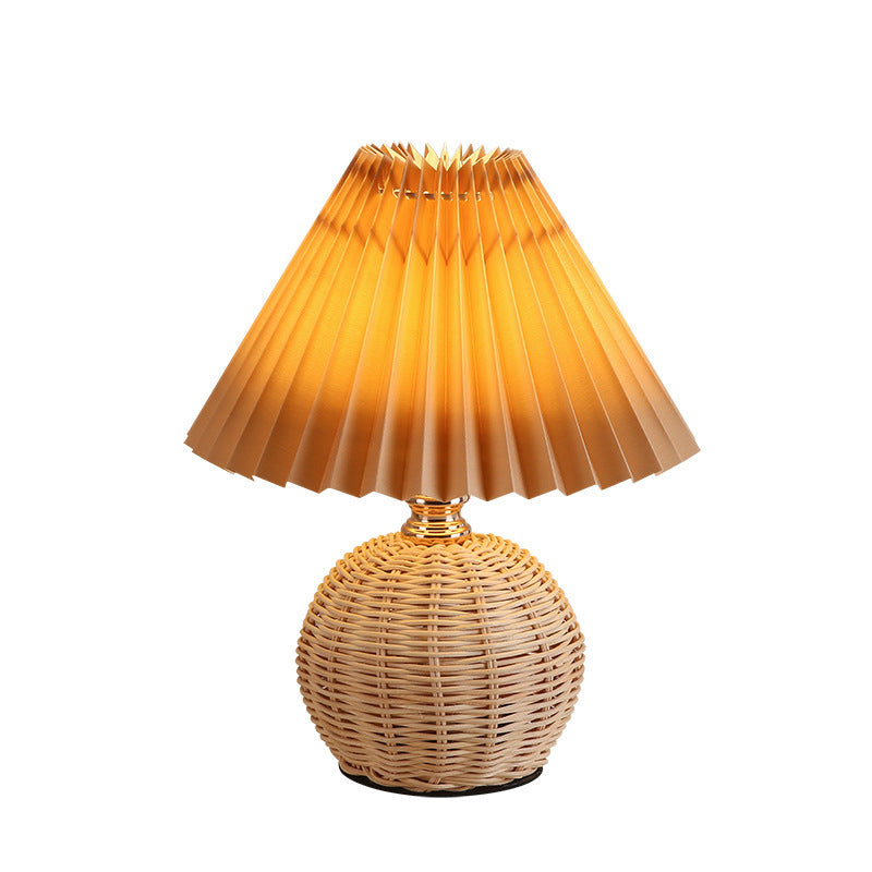RattaLume Nordic LED Tischlampe | Geflochtenes Rattan & Faltstoffschirm | Stimmungslicht | Deko fürs Schlafzimmer