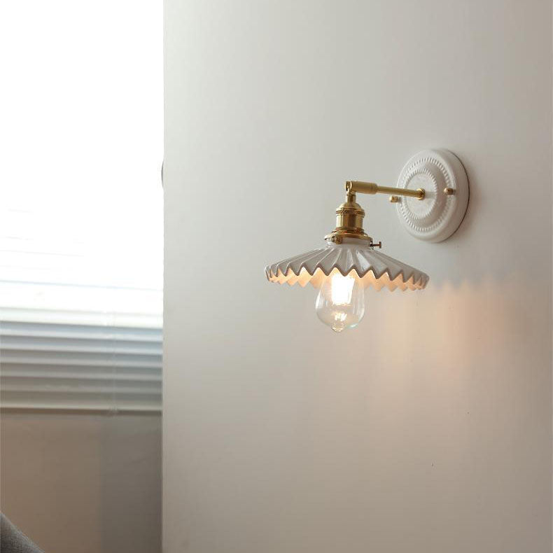 LumiZen Vintage Japanische Keramik & Messing Wandlampe | 1-Licht | Klassisches Design | Wohnzimmer Deko | Elegante Beleuchtung