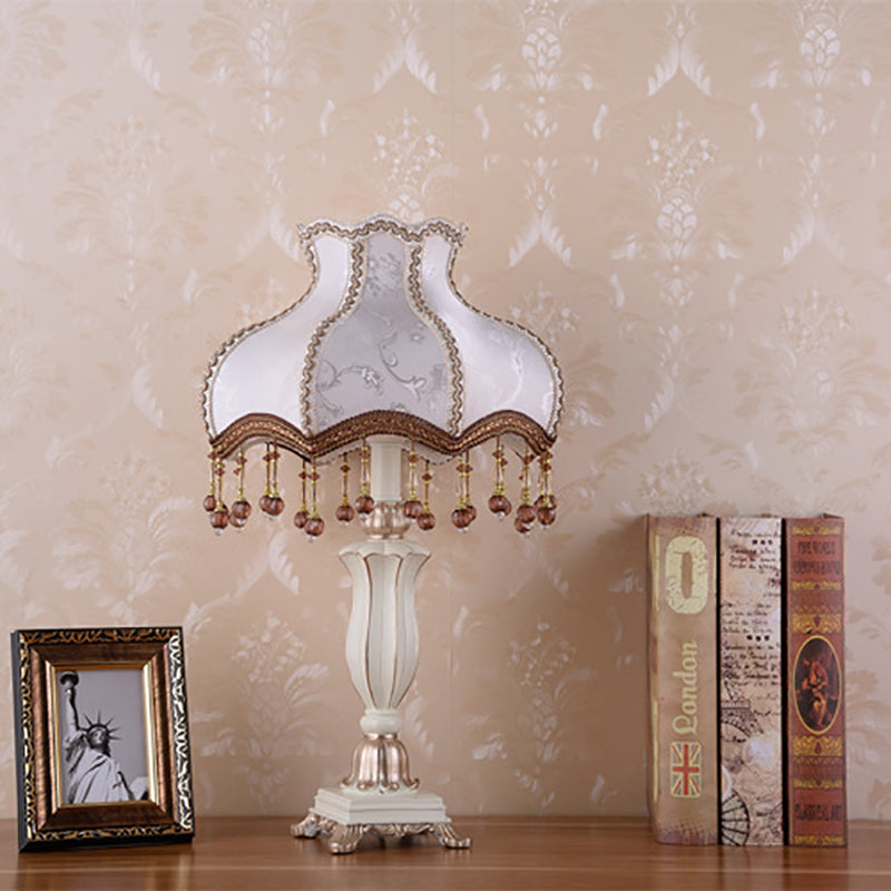 LustraNoble Europäisches Design Tischlampe | Harz & Stoff | Schlafzimmerlicht | 1-Licht