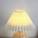 RattaLume Nordic LED Tischlampe | Geflochtenes Rattan & Faltstoffschirm | Stimmungslicht | Deko fürs Schlafzimmer