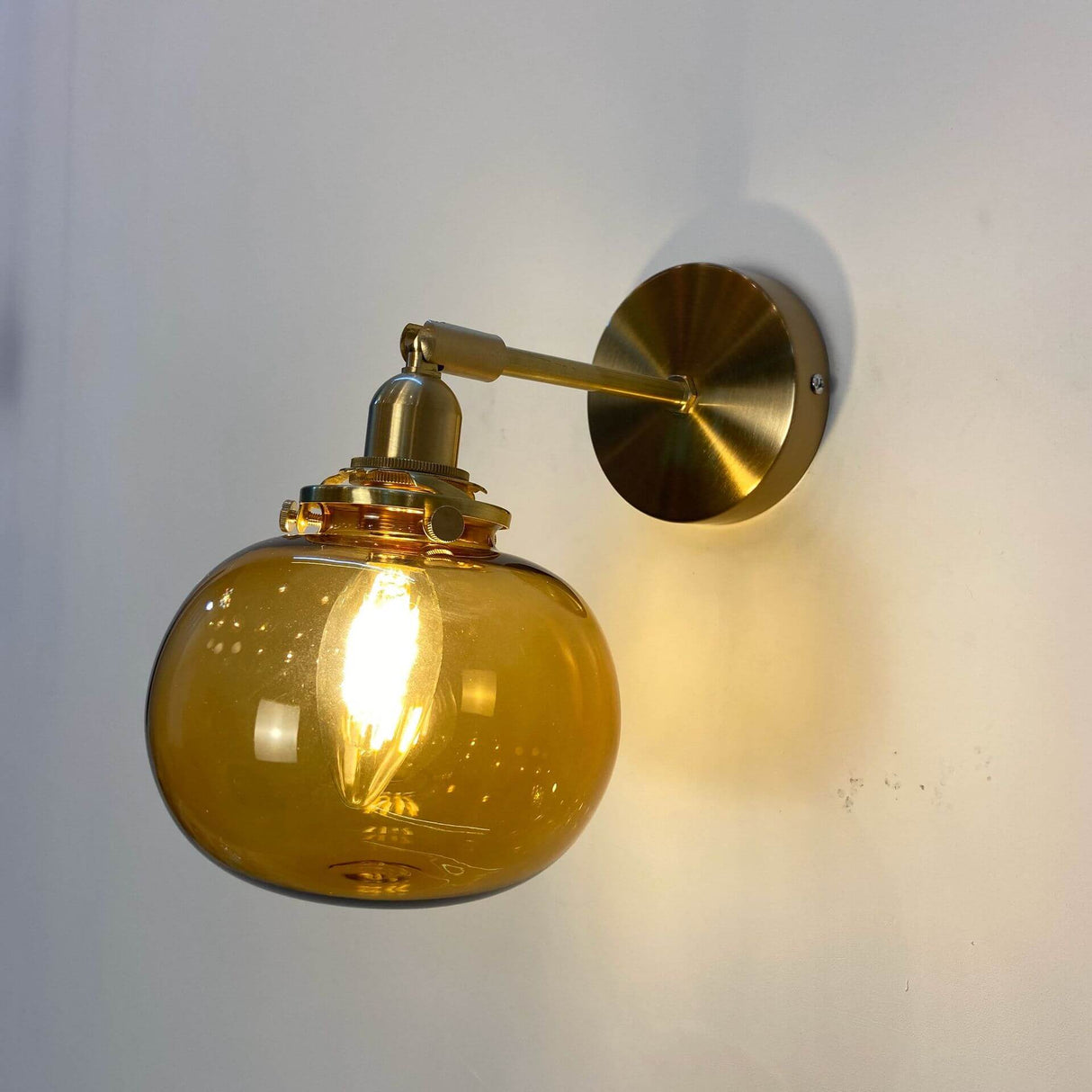 Glasvora Japanische Wandlampe | Runde Kugel aus Glas & Messing | Vintage Design | 1-flammig