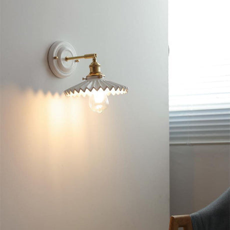 LumiZen Vintage Japanische Keramik & Messing Wandlampe | 1-Licht | Klassisches Design | Wohnzimmer Deko | Elegante Beleuchtung