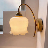 FloraCrest Vintage Wandleuchte | Cremefarbener Blütenschirm | Resin & Metall | Elegantes Wanddesign