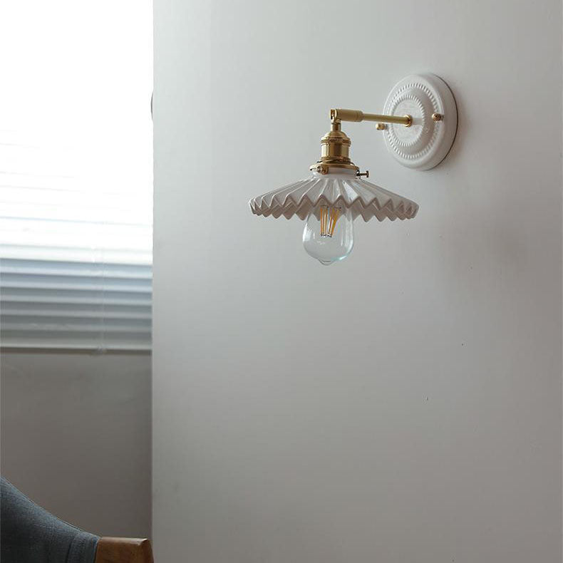 LumiZen Vintage Japanische Keramik & Messing Wandlampe | 1-Licht | Klassisches Design | Wohnzimmer Deko | Elegante Beleuchtung