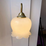 FloraCrest Vintage Wandleuchte | Cremefarbener Blütenschirm | Resin & Metall | Elegantes Wanddesign