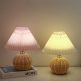 RattaLume Nordic LED Tischlampe | Geflochtenes Rattan & Faltstoffschirm | Stimmungslicht | Deko fürs Schlafzimmer