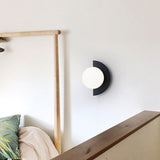 SferaLuxe Moderne Wandlampe | Minimalistisches Kugel-Design | Farbiges Glas | LED-Wandleuchte für Wohnräume