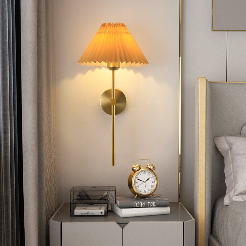 LumiElegance Vintage Wandlampe | Plissee-Stoffschirm | Eleganter Arm | Klassische Beleuchtung