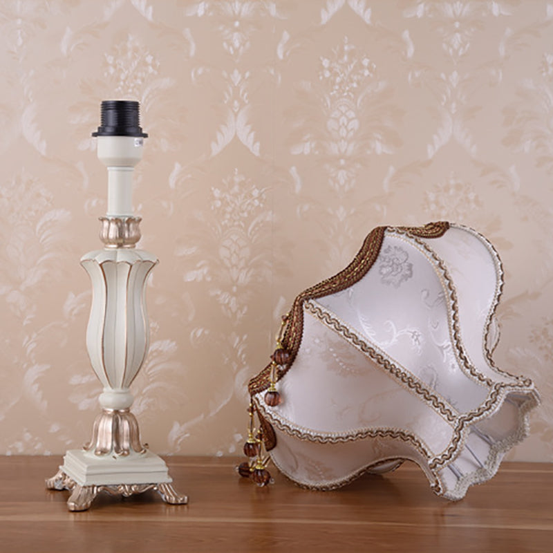 LustraNoble Europäisches Design Tischlampe | Harz & Stoff | Schlafzimmerlicht | 1-Licht