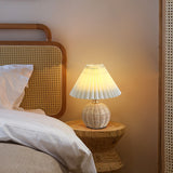 RattaLume Nordic LED Tischlampe | Geflochtenes Rattan & Faltstoffschirm | Stimmungslicht | Deko fürs Schlafzimmer