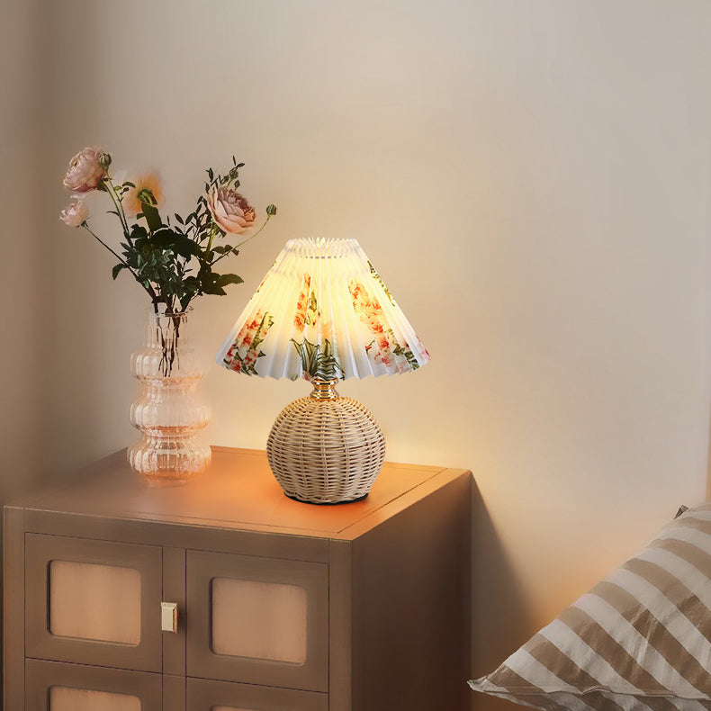 RattaLume Nordic LED Tischlampe | Geflochtenes Rattan & Faltstoffschirm | Stimmungslicht | Deko fürs Schlafzimmer