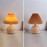 RattaLume Nordic LED Tischlampe | Geflochtenes Rattan & Faltstoffschirm | Stimmungslicht | Deko fürs Schlafzimmer