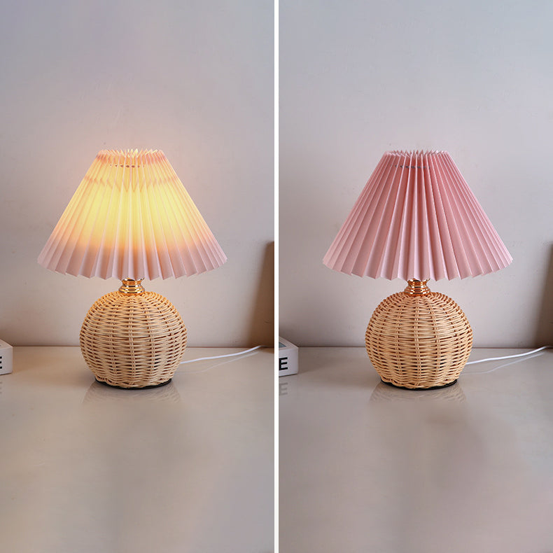 RattaLume Nordic LED Tischlampe | Geflochtenes Rattan & Faltstoffschirm | Stimmungslicht | Deko fürs Schlafzimmer