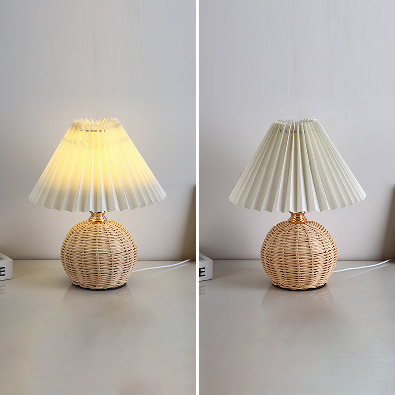 RattaLume Nordic LED Tischlampe | Geflochtenes Rattan & Faltstoffschirm | Stimmungslicht | Deko fürs Schlafzimmer