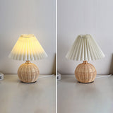 RattaLume Nordic LED Tischlampe | Geflochtenes Rattan & Faltstoffschirm | Stimmungslicht | Deko fürs Schlafzimmer
