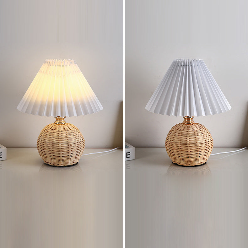 RattaLume Nordic LED Tischlampe | Geflochtenes Rattan & Faltstoffschirm | Stimmungslicht | Deko fürs Schlafzimmer