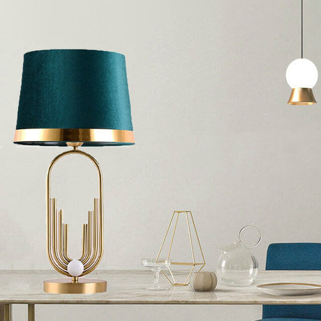 LustreOval Tischlampe | Modernes Luxusdesign | Goldene Ovalbasis & Stoffschirm | 1-Licht Tischleuchte für stilvolle Räume