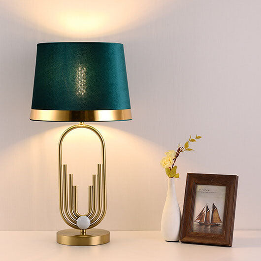 LustreOval Tischlampe | Modernes Luxusdesign | Goldene Ovalbasis & Stoffschirm | 1-Licht Tischleuchte für stilvolle Räume