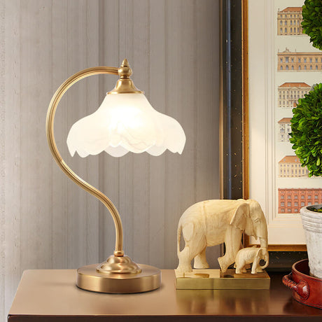 LustrePetal Vintage Tischlampe | Messing & Glasblüten-Design | Elegante 1-Licht Lampe | Dekoratives Licht