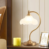 LustrePetal Vintage Tischlampe | Messing & Glasblüten-Design | Elegante 1-Licht Lampe | Dekoratives Licht