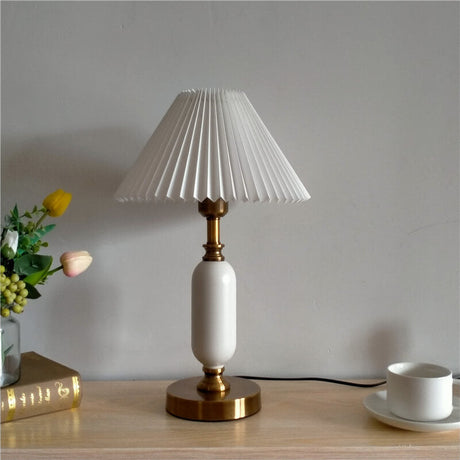 LumoRetro Vintage Design LED Tischlampe | Retro Faltenschirm | Kolonnenbasis | Stimmungslicht | Dekolampe für Zuhause