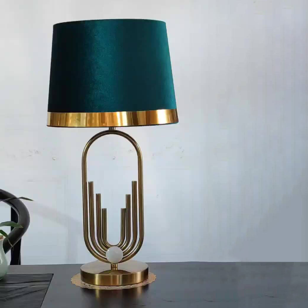 LustreOval Tischlampe | Modernes Luxusdesign | Goldene Ovalbasis & Stoffschirm | 1-Licht Tischleuchte für stilvolle Räume