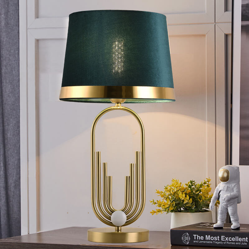 LustreOval Tischlampe | Modernes Luxusdesign | Goldene Ovalbasis & Stoffschirm | 1-Licht Tischleuchte für stilvolle Räume