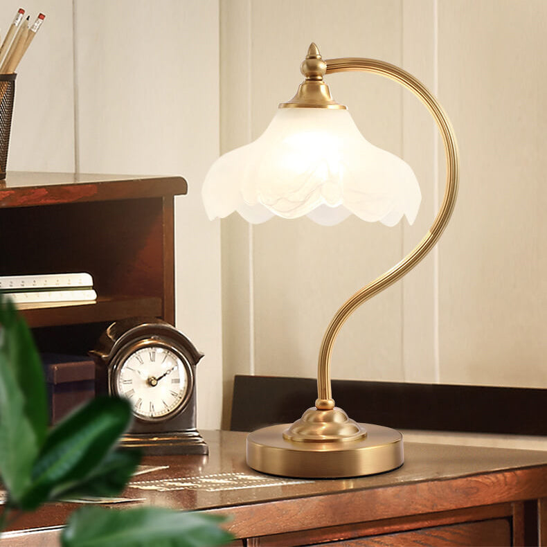 LustrePetal Vintage Tischlampe | Messing & Glasblüten-Design | Elegante 1-Licht Lampe | Dekoratives Licht
