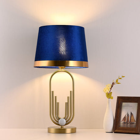 LustreOval Tischlampe | Modernes Luxusdesign | Goldene Ovalbasis & Stoffschirm | 1-Licht Tischleuchte für stilvolle Räume