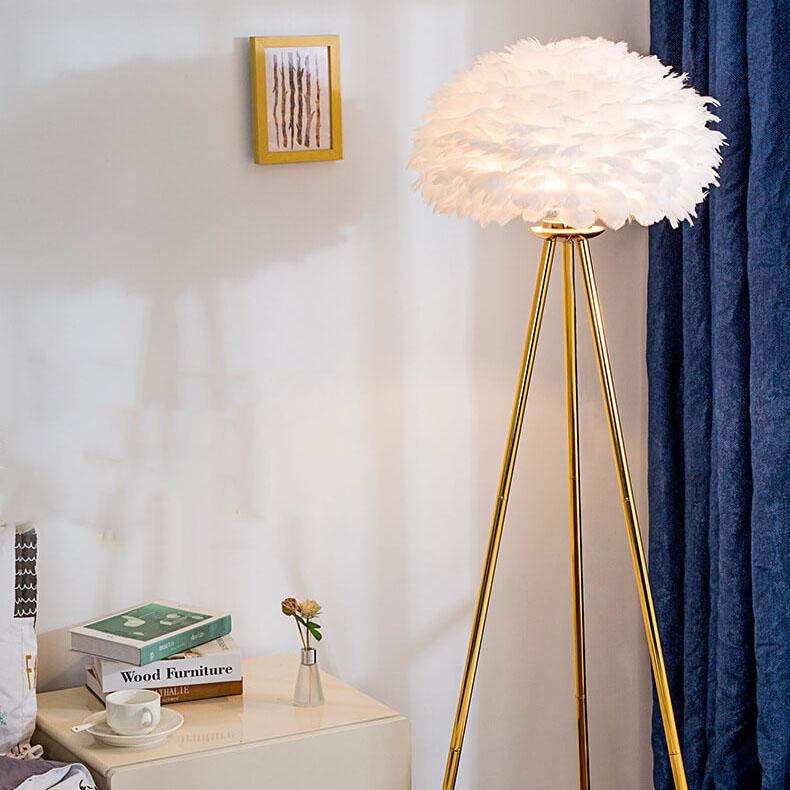 PlumeSphere Stehlampe | Elegantes Federdesign | 1-Licht Globus Stehleuchte | Moderne Beleuchtung für stilvolle Räume