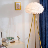 PlumeSphere Stehlampe | Elegantes Federdesign | 1-Licht Globus Stehleuchte | Moderne Beleuchtung für stilvolle Räume
