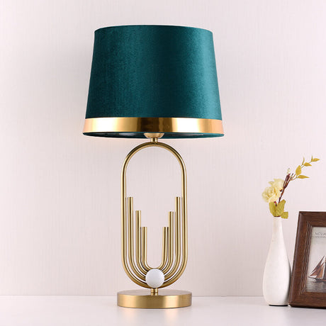 LustreOval Tischlampe | Modernes Luxusdesign | Goldene Ovalbasis & Stoffschirm | 1-Licht Tischleuchte für stilvolle Räume