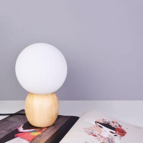 LumiOrbe Nordic Holz-Tischlampe mit Milchglas-Kugel | LED-Licht | Warmes Stimmungslicht