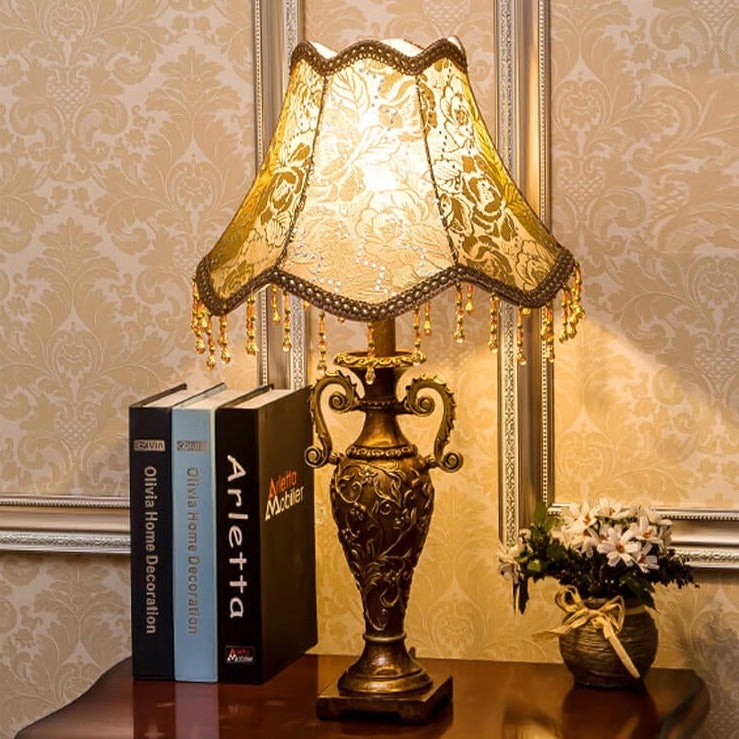 LumiVintage Europäische Tischlampe | Antikes Design | Stoffschirm | Stimmungsvolle Beleuchtung