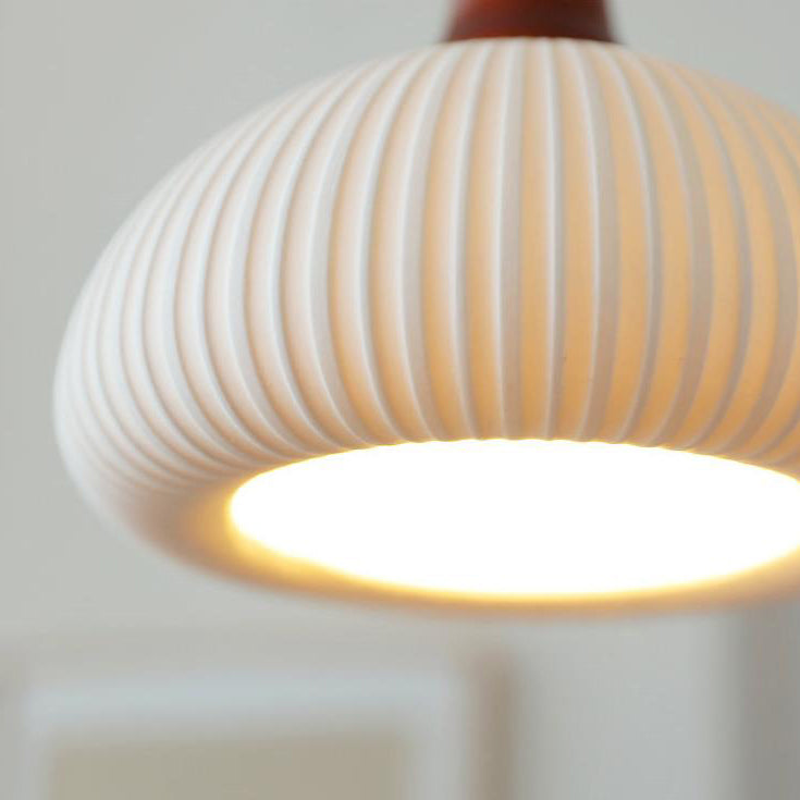 KyotoSphere Japanische Vintage Pendelleuchte | Gefaltete Keramik | Runde Holzkuppel | 1-flammig | Dekoratives Licht