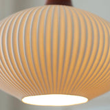 KyotoSphere Japanische Vintage Pendelleuchte | Gefaltete Keramik | Runde Holzkuppel | 1-flammig | Dekoratives Licht