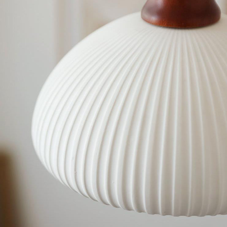 KyotoSphere Japanische Vintage Pendelleuchte | Gefaltete Keramik | Runde Holzkuppel | 1-flammig | Dekoratives Licht