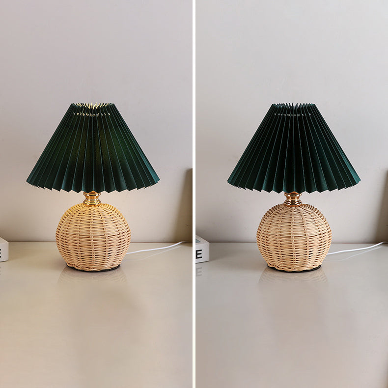 RattaLume Nordic LED Tischlampe | Geflochtenes Rattan & Faltstoffschirm | Stimmungslicht | Deko fürs Schlafzimmer