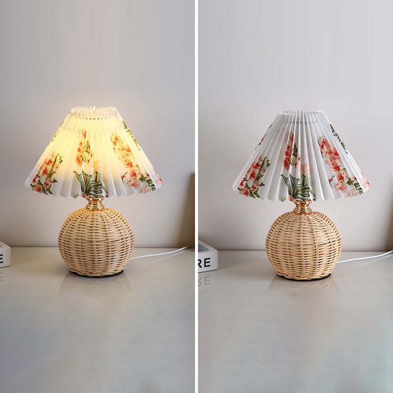 RattaLume Nordic LED Tischlampe | Geflochtenes Rattan & Faltstoffschirm | Stimmungslicht | Deko fürs Schlafzimmer